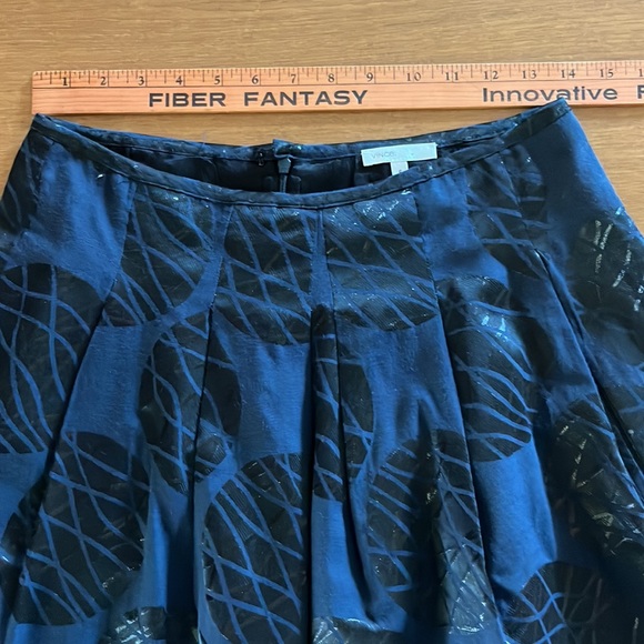 Vince Navy Blue Pleated Knee Length Skirt, Black Metallic Leaf Print, Size 6 - Picture 7 of 10